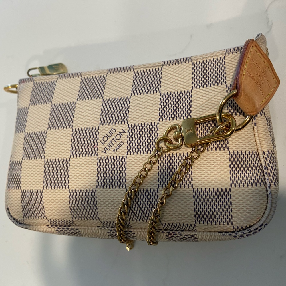 100% Authentic Louis Vuitton clutch